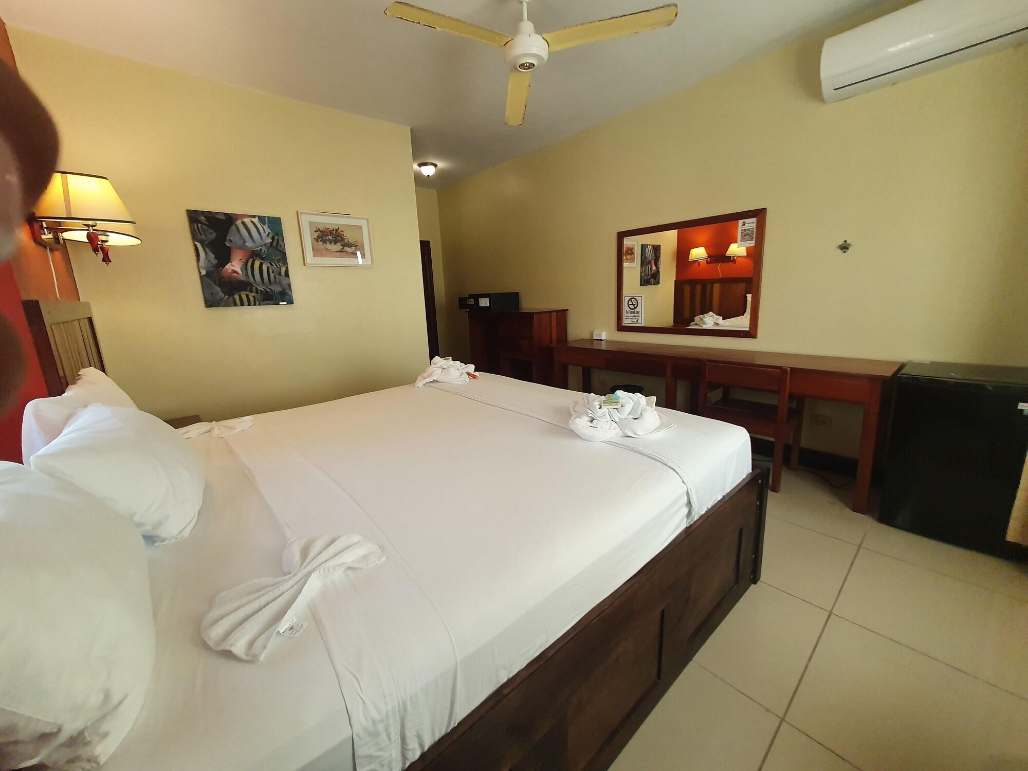 Caye Caulker Plaza Hotel Exterior photo