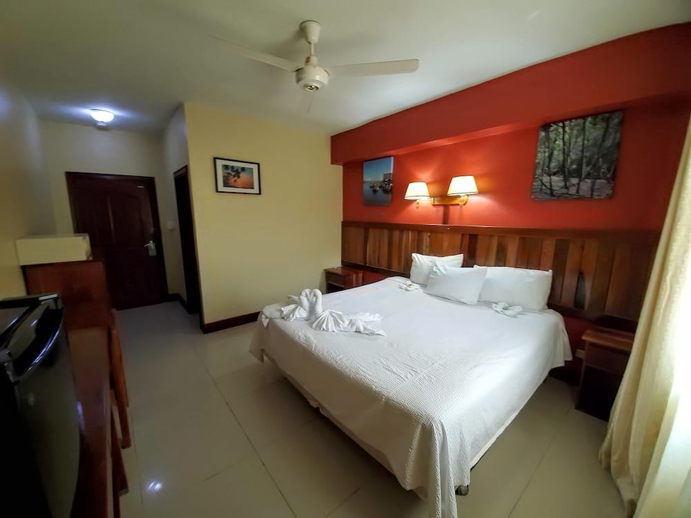 Caye Caulker Plaza Hotel Exterior photo